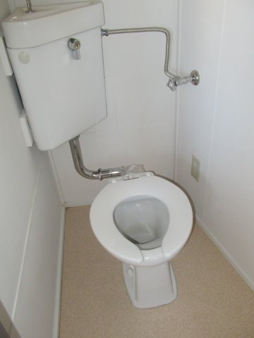 兵庫県公社　伊丹池尻２号棟のトイレ|多機能便座を設置できるようにコンセントがあります。