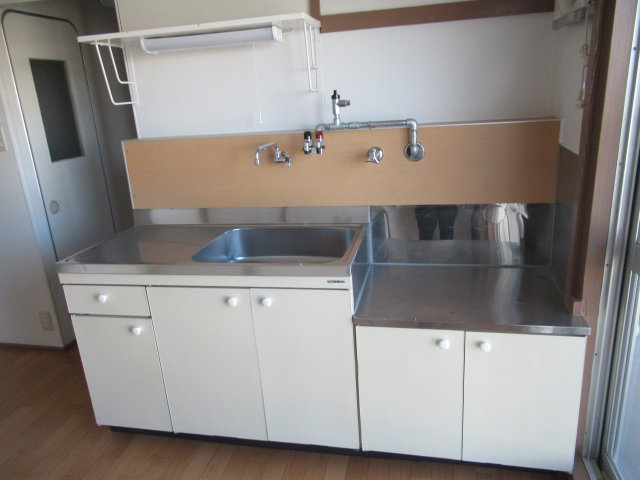 兵庫県公社　伊丹池尻２号棟のキッチン|流し台の引出しの色は、お部屋によって異なります。