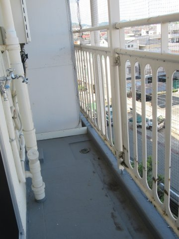 兵庫県公社　伊丹池尻２号棟のバルコニー|洗濯機置き場はバルコニーになります。