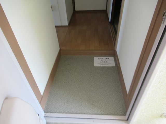 兵庫県公社　伊丹池尻２号棟の玄関|うまく工夫すれば傘立てやシューズボックスが置けます。