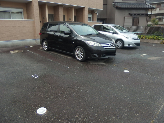 スカイホワイトの駐車場