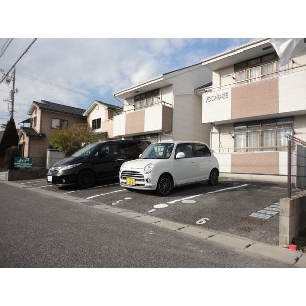 たつみ荘の駐車場
