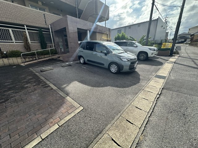 フローラ小坂の駐車場