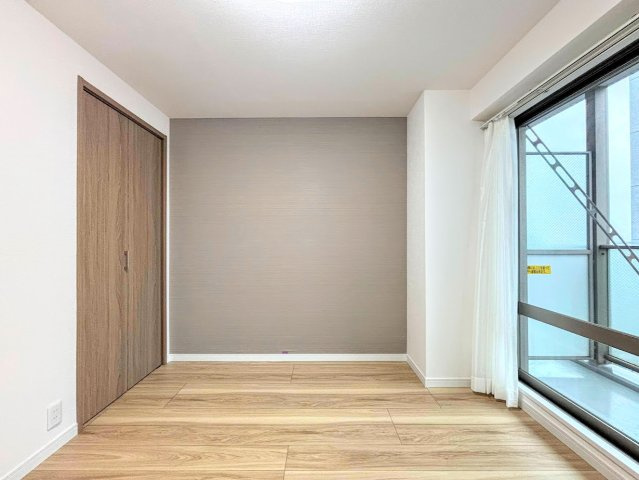 ニューシティ東戸塚東の街四号館の洋室|◆柔らかい陽光が差し込む明るいお部屋を演出する設計。彩光の取れる窓が気持ちの良いお部屋を創り上げます。