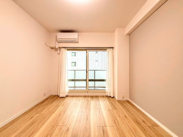 ニューシティ東戸塚東の街四号館の洋室|◆室内はいつも明るい印象なので気持ちの良い朝を迎えられます。各部屋にはクローゼットを完備しており、収納が多いお家はすっきりして快適空間です。
