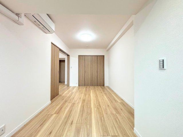 ニューシティ東戸塚東の街四号館の洋室|◆子どものスタディ空間として、あるいは書斎やホビールームとして生活スタイルに合わせて使えるプライベートルーム。居心地のいい落ち着いたインテリアが似合います。
