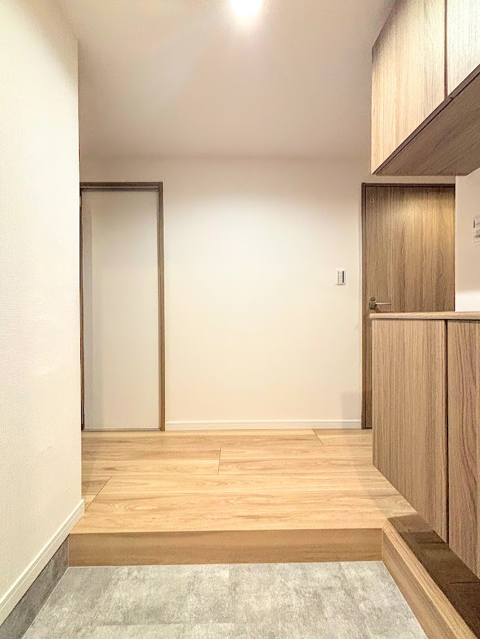 ニューシティ東戸塚東の街四号館の玄関|◆明るい玄関です！散らかりやすい玄関もスッキリする大容量のシューズボックス付き。
