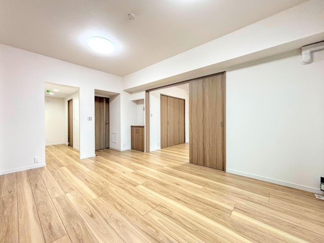 ニューシティ東戸塚東の街四号館の居間・リビング|◆柔らかな色合いのフローリングと清潔感のあふれる白のクロスが明るい空間を創り出しているリビングダイニング。家族の集まる憩いの場にふさわしいです。
