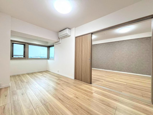 ニューシティ東戸塚東の街四号館の洋室|◆感性を育むプライベートルームはシンプルでスマートな空間。好みの空間で読書をしたり、音楽を聞いたりと一人の時間も充実したものにできます。

