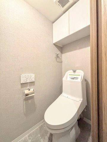 ニューシティ東戸塚東の街四号館のトイレ|◆清潔感のある白を基調とした落ち着ける空間。小窓をもうけていますので、こもりやすい空気の入れ替えも簡単に行えますね！
