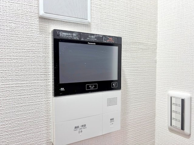 ニューシティ東戸塚東の街四号館のセキュリティ|◆玄関に行かなくても来訪者が確認でき、ハンズフリーで会話をすることが出来ます。モニターを確認する事によって防犯効果も高まります。
