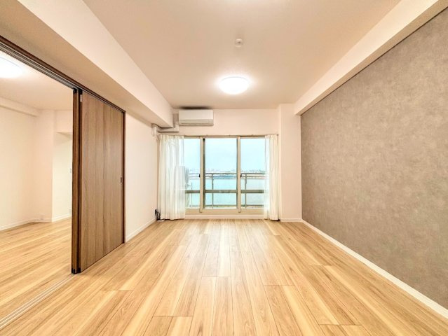 ニューシティ東戸塚東の街四号館の居間・リビング|◆家族で食卓を囲むダイニングスペースと、ソファでゆったりくつろぐリビングスペースがしっかり区切られているので家具の配置や用途を使いわけしやすいです。
