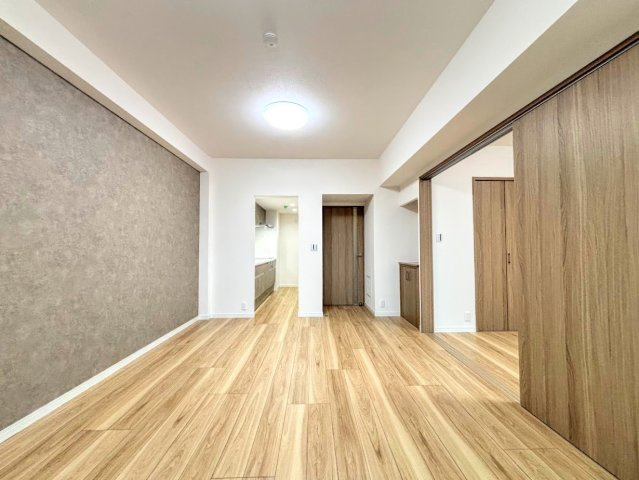 ニューシティ東戸塚東の街四号館の居間・リビング|◆一家だんらんのスペースとなるＬＤＫ。窓から明るい光が差し込み、思わず家族の会話も弾む快適な空間。
