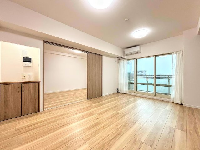 ニューシティ東戸塚東の街四号館の居間・リビング|◆広々としたリビング・ダイニングは、シックでモダンな内装。落ち着いた雰囲気に包まれて、伸びやかな空間のなかで、ゆったりと家族団らんのひとときを過ごせます。
