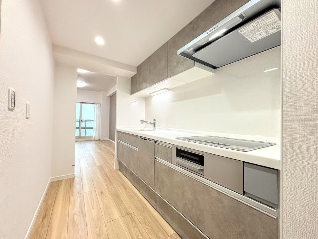 ニューシティ東戸塚東の街四号館のキッチン|◆キッチンからダイニングやリビングが見渡せるキッチン。料理をしながら家族とコミュニケーションをとれるだけでなく、大きな開放感も得られることができます。
