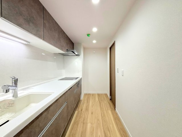 ニューシティ東戸塚東の街四号館のキッチン|◆デザイン性と機能性を兼ね備えたキッチンです。リビングスペースとの一体感が生まれ、広々空間を演出してくれます。
