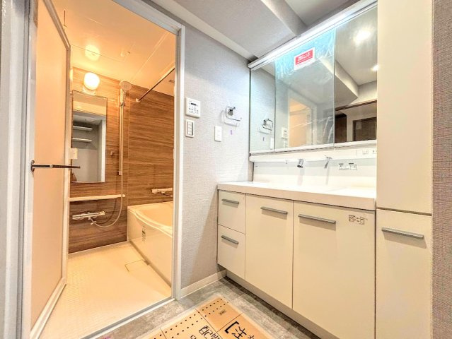 ニューシティ東戸塚東の街四号館の独立洗面台|◆毎日使う場所だから、機能的で使いやすさに配慮したパウダールーム。すっきりと使えるように収納も豊富にご用意しています。
