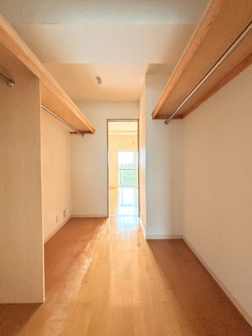 市ドリームハイツ三号棟の収納|◆大容量のウォークインクローゼットがあれば、室内にタンスなどを置かなくて済み、室内がスッキリします！
