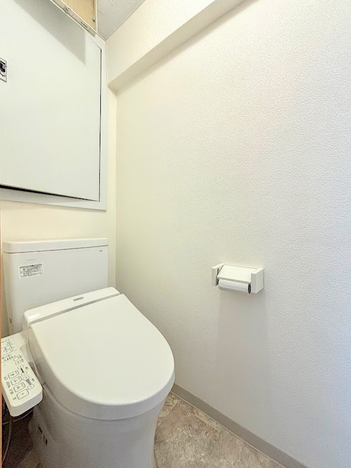 市ドリームハイツ三号棟のトイレ|◆清潔感のある白を基調とした落ち着ける空間。小窓をもうけていますので、こもりやすい空気の入れ替えも簡単に行えますね！
