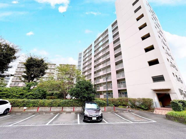 市ドリームハイツ三号棟の外観|◆一戸建てを中心とした街並みが整然と続き、周辺は高い建物が建っていないので、緑の多い閑静な趣を感じる環境です。街並みや周辺環境も重要なポイントです！！
