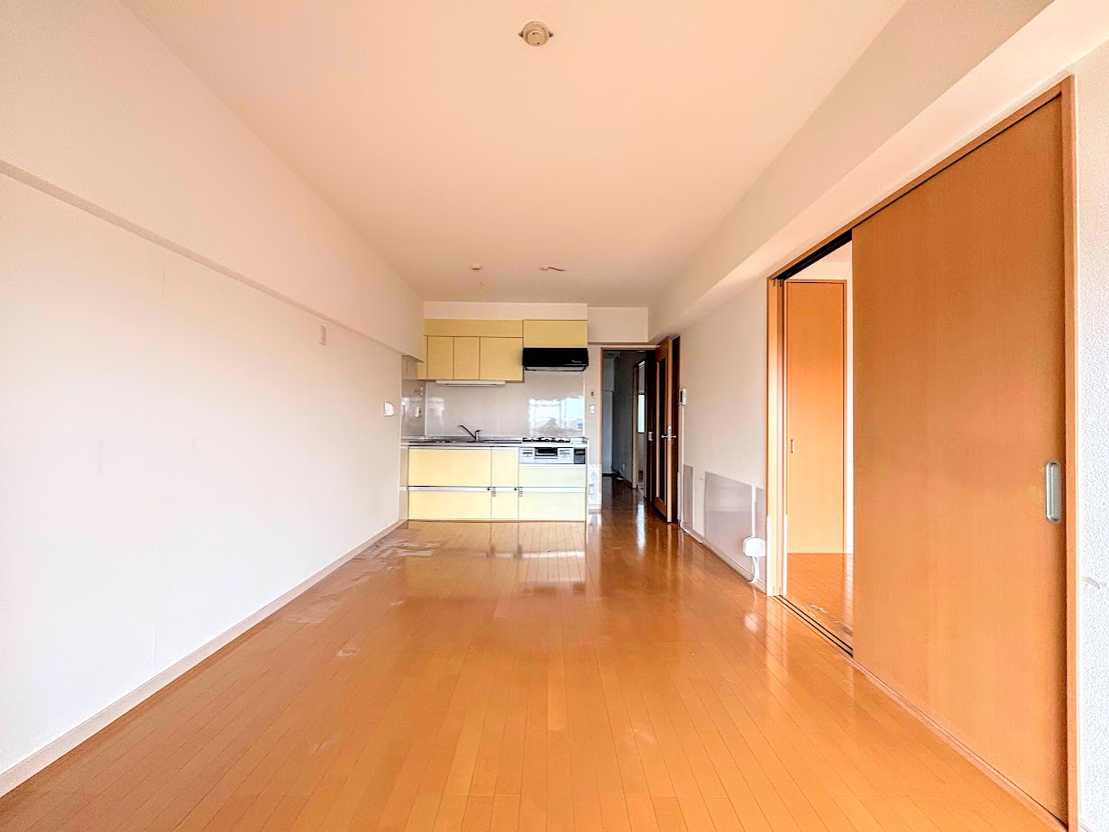 市ドリームハイツ三号棟の居間・リビング|◆一家だんらんのスペースとなるＬＤＫ。窓から明るい光が差し込み、思わず家族の会話も弾む快適な空間。
