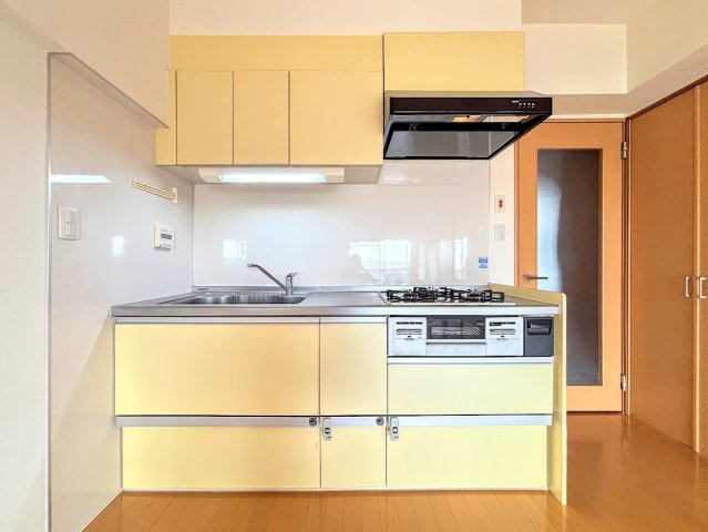 市ドリームハイツ三号棟のキッチン|◆キッチンからダイニングやリビングが見渡せるキッチン。料理をしながら家族とコミュニケーションをとれるだけでなく、大きな開放感も得られることができます。
