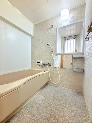 市ドリームハイツ三号棟の浴室|◆お子様と一緒にバスタイムを楽しめる広々空間。浴室乾燥機付で心地よいバスタイムを実現します。
