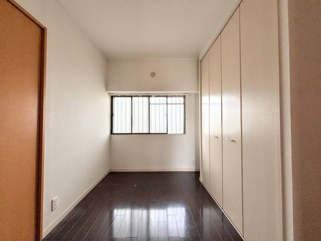 市ドリームハイツ三号棟の洋室|◆柔らかい陽光が差し込む明るいお部屋を演出する設計。彩光の取れる窓が気持ちの良いお部屋を創り上げます。
