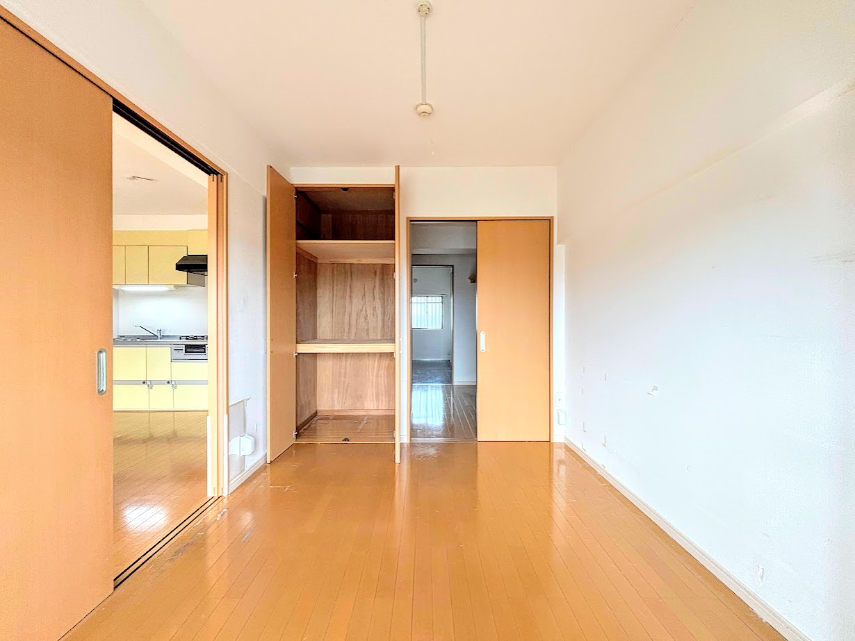 市ドリームハイツ三号棟の洋室|◆室内はいつも明るい印象なので気持ちの良い朝を迎えられます。各部屋にはクローゼットを完備しており、収納が多いお家はすっきりして快適空間です。
