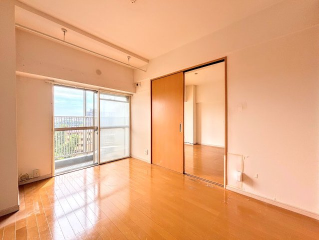 市ドリームハイツ三号棟の洋室|◆気持ちの良い風が室内へ入り込む居室。家具を配置しても広々ご利用いただけます！！
