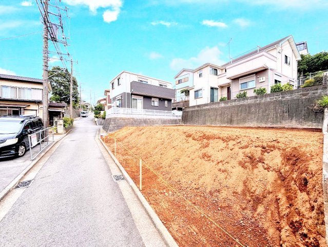 旭区上白根2丁目　売地の前面道路含む現地写真|◆前面道路も幅員があり車の運転も安心！前面道路は閑静な住宅地。車通りの少ない道路です。お子様にも安心です。
