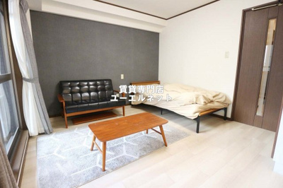 【居間・リビング】 | アスール江坂 | ゆったりとくつろげる、落ち着きのある居室空間です