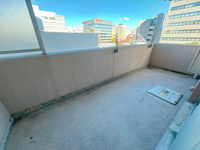 【バルコニー】 | グレイス佐賀駅前☆仲介手数料無料☆ | 【開放感のあるバルコニー】日当たり・通風良好なバルコニー。洗濯物を干すスペースとしてはもちろん、ちょっとした気分転換にも最適な開放的な空間です。周辺に高い建物が少なく、心地よい風が通り抜けます。
