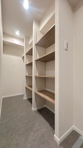 【収納】 | グレイス佐賀駅前☆仲介手数料無料☆ | 大容量のウォークインクローゼット。衣類から季節物までスッキリ整理可能です。