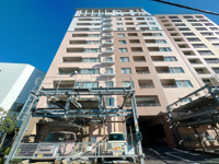 【外観】 | グレイス佐賀駅前☆仲介手数料無料☆ | JR長崎本線「佐賀」駅まで徒歩6分（約480m）という、駅近ならではの利便性が最大の魅力です。朝の通勤・通学にゆとりが生まれるのはもちろん、夜遅い帰宅時も駅からの距離が近いため、安心感があります。