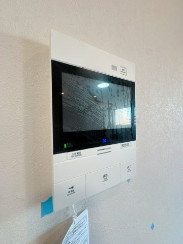 【防犯設備】 | グレイス佐賀駅前☆仲介手数料無料☆ | 【TVモニター付インターホン】来客を映像で確認できる安心の防犯設備。セキュリティ重視の方にもご満足いただける、安全な暮らしをサポートする住まいです。