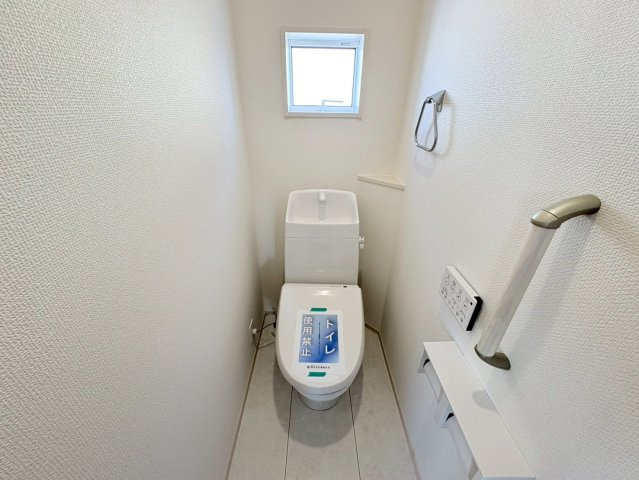 ブルーミングガーデン　江南市飛高町門野　全1区画分譲のトイレ|汚れが付きにくく落ちやすい表面加工と、掃除のしやすいフチレス形状便器の相乗効果でお手入れが楽々です。
節水型で家計にも優しい！温水洗浄便座で寒い冬も気持ちよくトイレ時間を過ごせます。