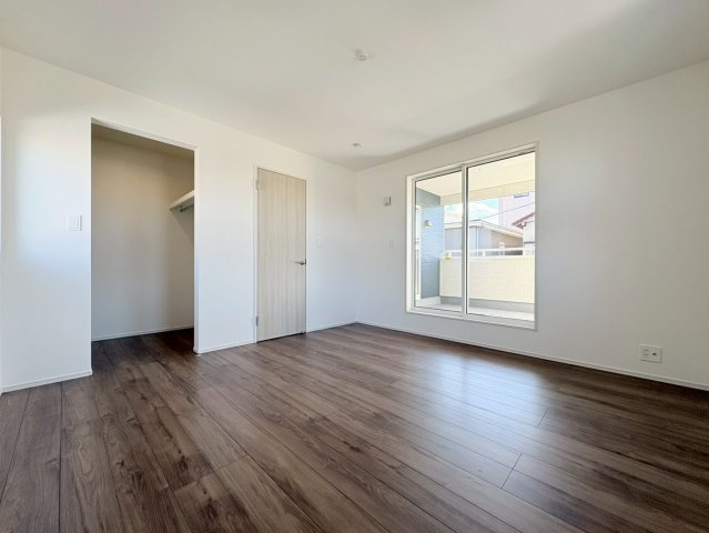 ブルーミングガーデン　江南市飛高町門野　全1区画分譲の寝室|全居室に収納を完備！窓は【樹脂枠】と【LOW-E複層ガラス】を採用。高断熱で寒暖差による結露も防ぎます。
建具やクロスなどをトータルコーディネートしており、室内に落ち着きと安らぎを与えてくれます。