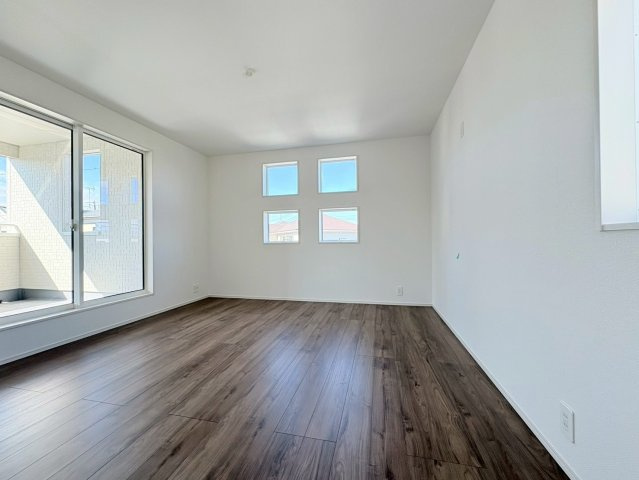 ブルーミングガーデン　江南市飛高町門野　全1区画分譲の洋室|全居室に【２４時間換気システム】を設置。家の中の空気をいつも新鮮に保ちます。カビの発生を抑えられます。
気密性に優れているため、部屋によっての温度差が小さく、家中どこでも快適に過ごせます。