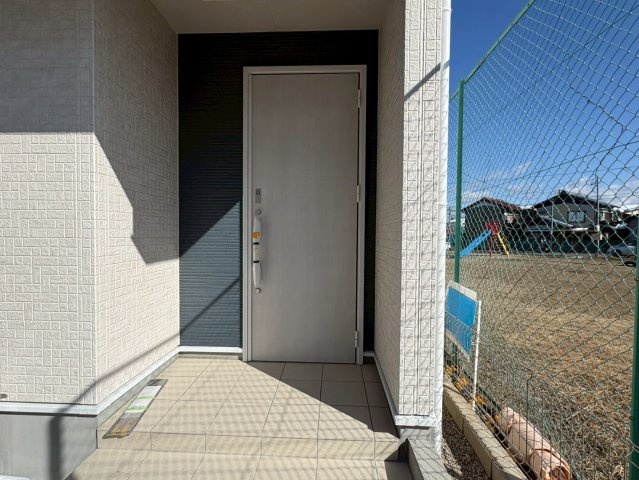 ブルーミングガーデン　江南市飛高町門野　全1区画分譲の玄関|専用のカードやスマートフォンで施解錠可能な玄関錠。快適さと防犯面に特化した、新世代の玄関ドアです。
鍵の毎回の開け閉めのイライラが減り、毎日の暮らしにゆとりが生まれます。
