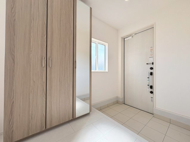 ブルーミングガーデン　江南市飛高町門野　全1区画分譲の玄関|大容量のシューズ収納付きで玄関周りもすっきり！玄関ドアからの光が玄関ホールを明るくしてくれます。
