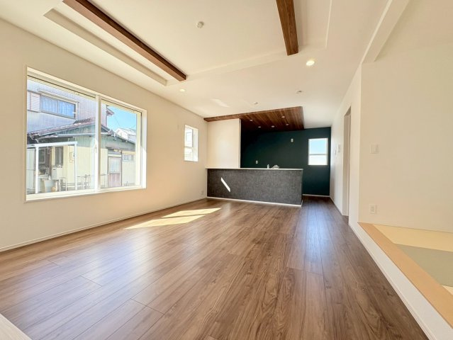 ブルーミングガーデン　江南市飛高町門野　全1区画分譲の居間・リビング|リビングには開放感のある【折上げ天井】を採用。最大2.6mの天井高で部屋をより広く明るく感じられます。
開放感と高級感を演出し、自然と家族みんなが集まる心地よい空間を作り出しています。