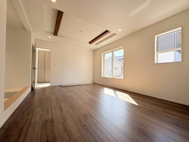 ブルーミングガーデン　江南市飛高町門野　全1区画分譲の居間・リビング|リビングには開放感のある【折上げ天井】を採用。最大2.6mの天井高で部屋をより広く明るく感じられます。
開放感と高級感を演出し、自然と家族みんなが集まる心地よい空間を作り出しています。