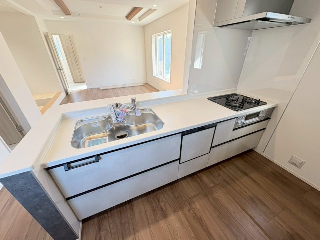 ブルーミングガーデン　江南市飛高町門野　全1区画分譲のキッチン|機能的なシステムキッチン。収納力に優れた大容量の引出。食器洗浄乾燥機も標準装備で家事軽減になります。
適材適所の収納が可能な大容量の引出しで、キッチン小物も大物もたっぷり収納できお掃除も楽々です。