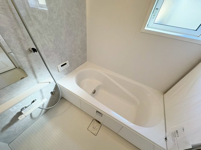 ブルーミングガーデン　江南市飛高町門野　全1区画分譲の浴室|浴室は【ほっカラリ床】【魔法瓶びん槽】【エアインシャワー】【浴室換気乾燥機】の高機能設備の仕様です。
雨の日の洗濯物乾燥や、日々のお手入れにも便利で、浴室をスッキリ清潔に保てます。