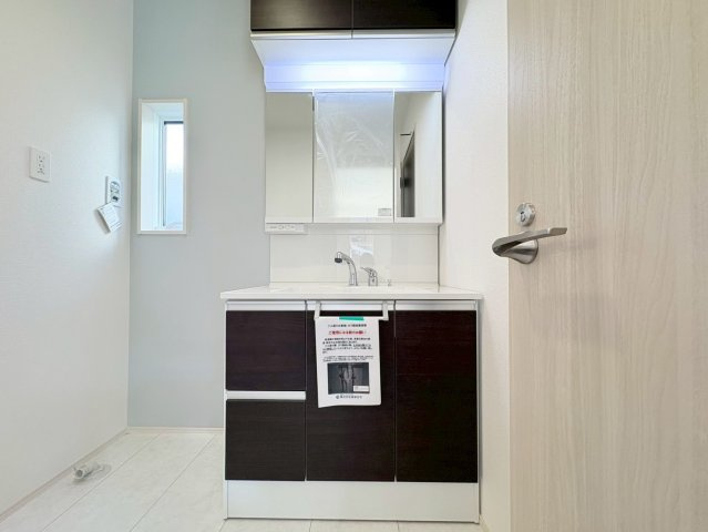 ブルーミングガーデン　江南市飛高町門野　全1区画分譲の独立洗面台|三面鏡裏スペースや、収納量がアップした洗面下部で、たっぷり収納できます。水栓やミラーはエコ仕様です。
電気やガス代の節約にもなります！一体成型ボウルを採用したお手入れも簡単な洗面化粧台。