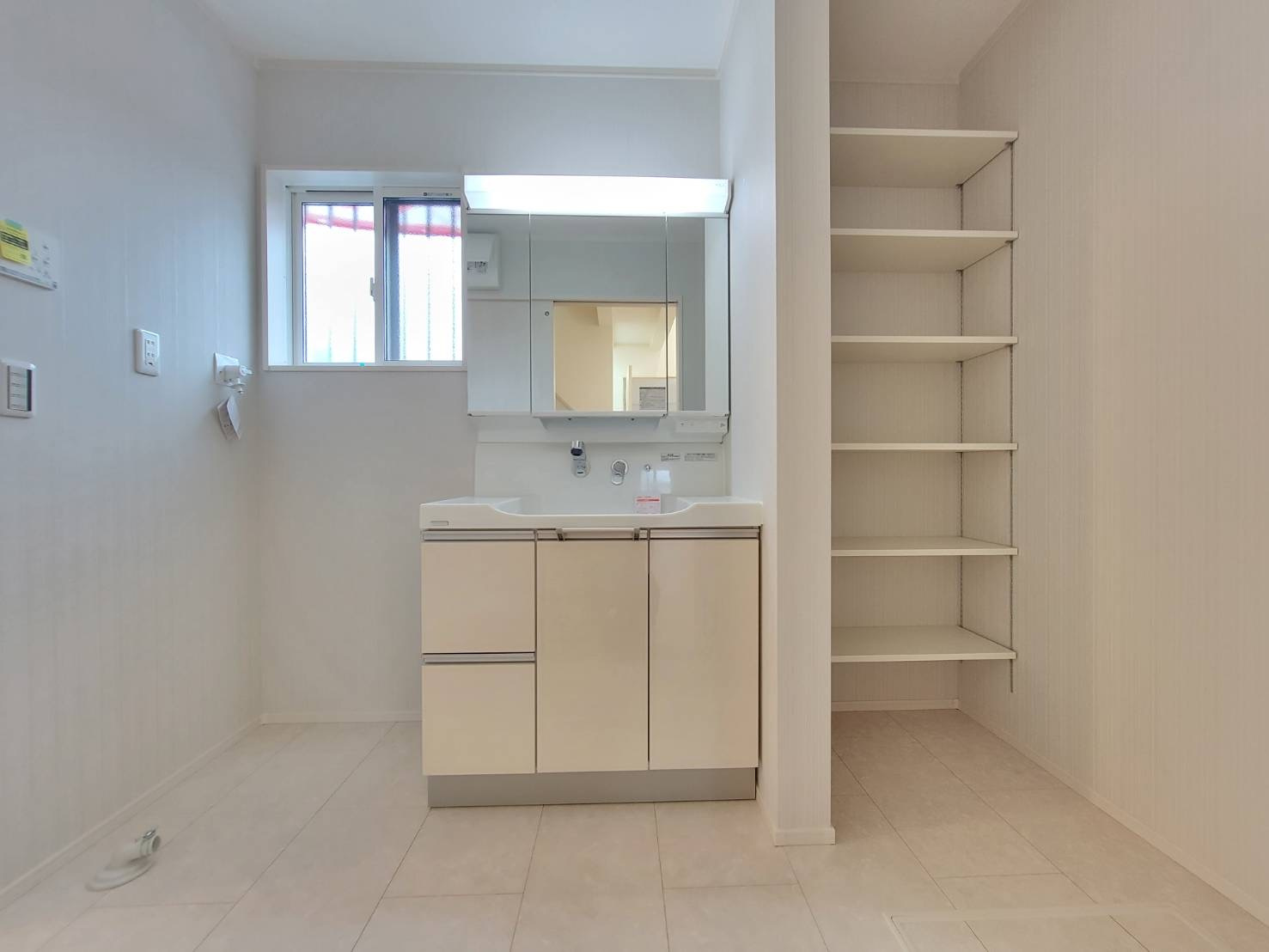 常総市新石下　全２邸の洗面所|〇１号棟　洗面化粧台〇
ご家族揃って身支度可能なゆとりの洗面室。三面鏡の大きな洗面台は、収納スペースも充実♪鏡の裏も収納スペースになっております。
2025年10月撮影