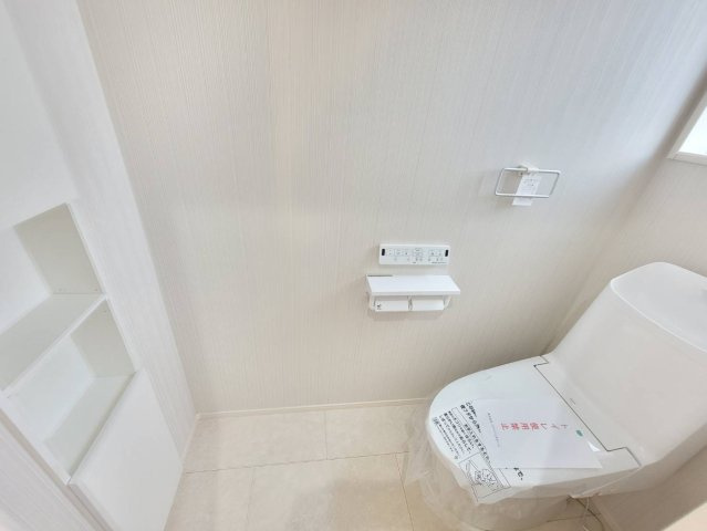 常総市新石下　全２邸のトイレ|〇１号棟　トイレ〇
収納＆タオル掛け付きトイレ。ご家族様が多いご家庭の方も安心の1、2階トイレ完備！
2025年10月撮影