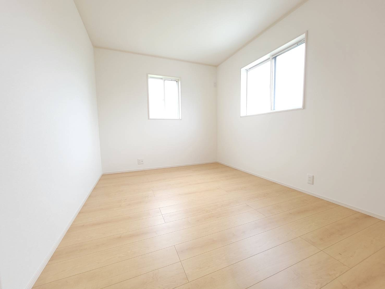 常総市新石下　全２邸の洋室|〇１号棟　洋室　6帖〇
クローゼットにはパイプハンガーが付いているので、お子様でも上手に収納することができます♪
2025年10月撮影