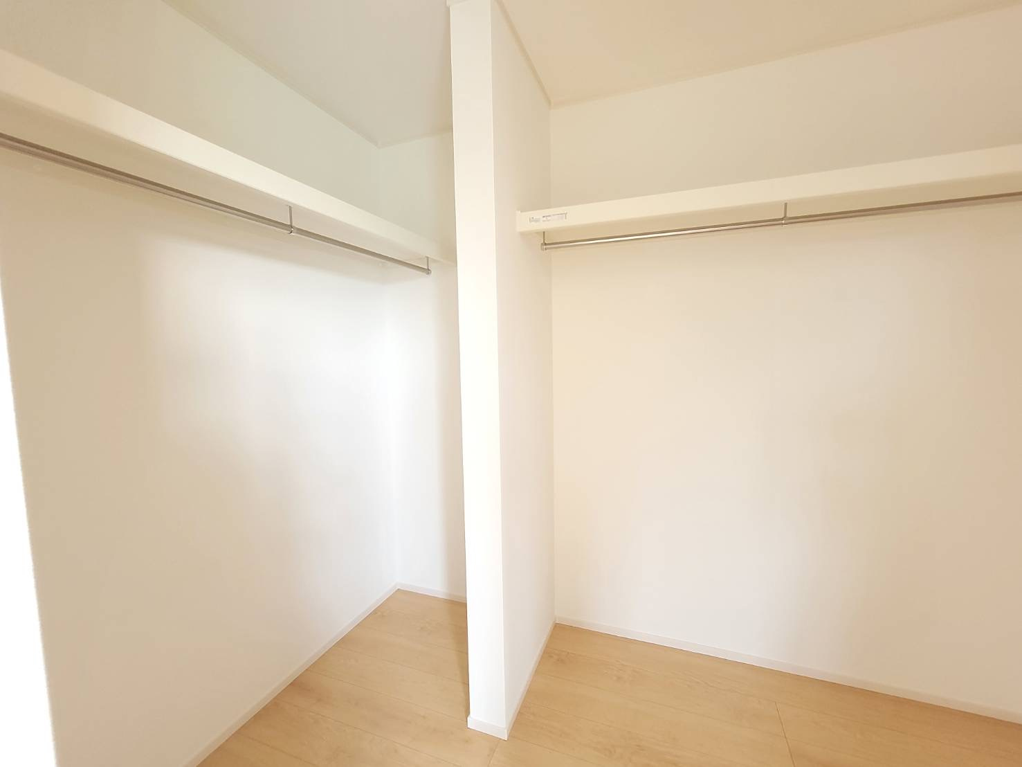 常総市新石下　全２邸の収納|〇１号棟　洋室　8.5帖〇
扉付きのウォークインクローゼット完備♪枕棚とパイプハンガーがついているので空間を最大限活かして収納ができます(^▽^)/
2025年10月撮影